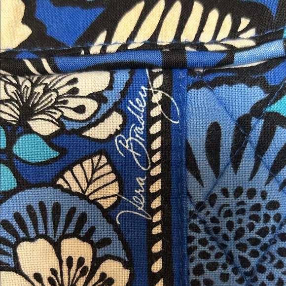 Vera Bradley Floral Blue and White Women's Bag. Some yellowing in white areas - Picture 3 of 5